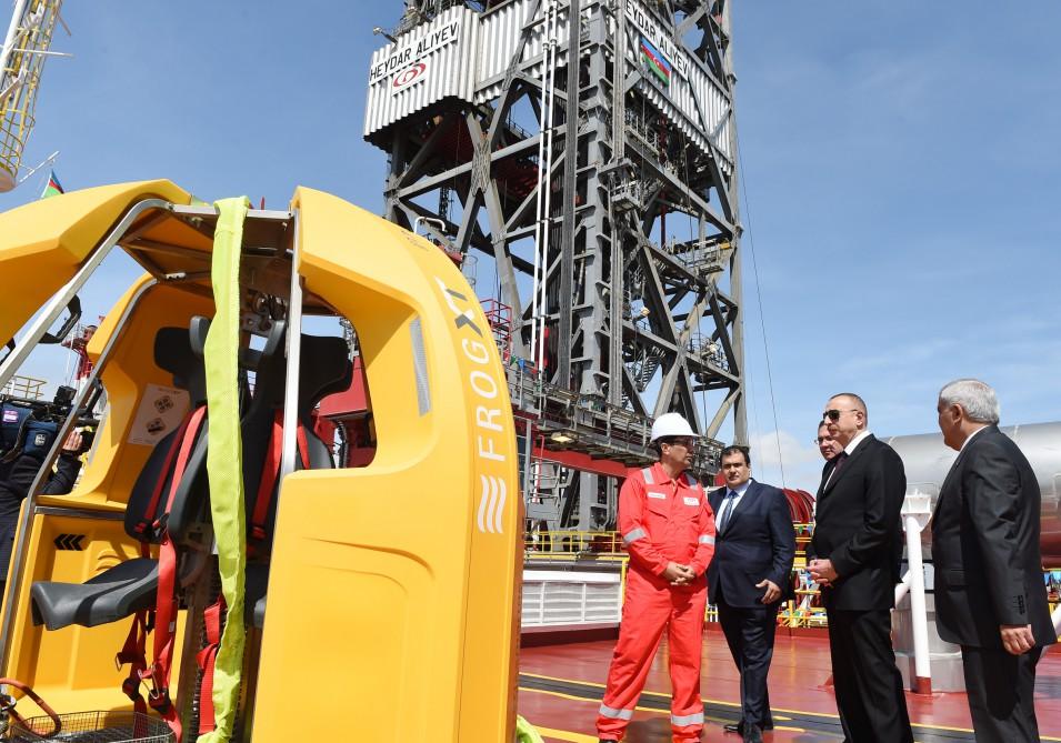 Prezident İlham Əliyev Heydər Əliyev adına yarımdalma qazma qurğusunun açılışında iştirak edib (YENİLƏNİB) (FOTO)