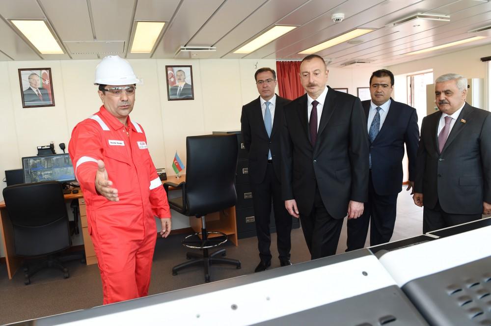Prezident İlham Əliyev Heydər Əliyev adına yarımdalma qazma qurğusunun açılışında iştirak edib (YENİLƏNİB) (FOTO)