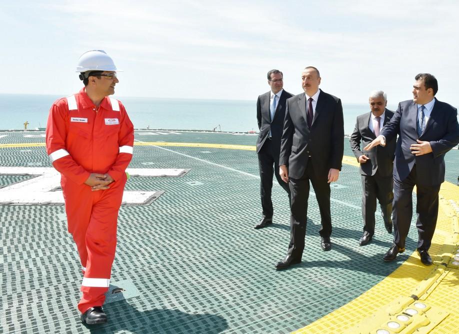Prezident İlham Əliyev Heydər Əliyev adına yarımdalma qazma qurğusunun açılışında iştirak edib (YENİLƏNİB) (FOTO)