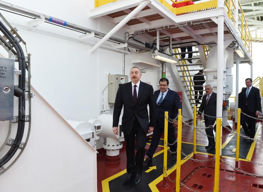 Prezident İlham Əliyev Heydər Əliyev adına yarımdalma qazma qurğusunun açılışında iştirak edib (YENİLƏNİB) (FOTO)