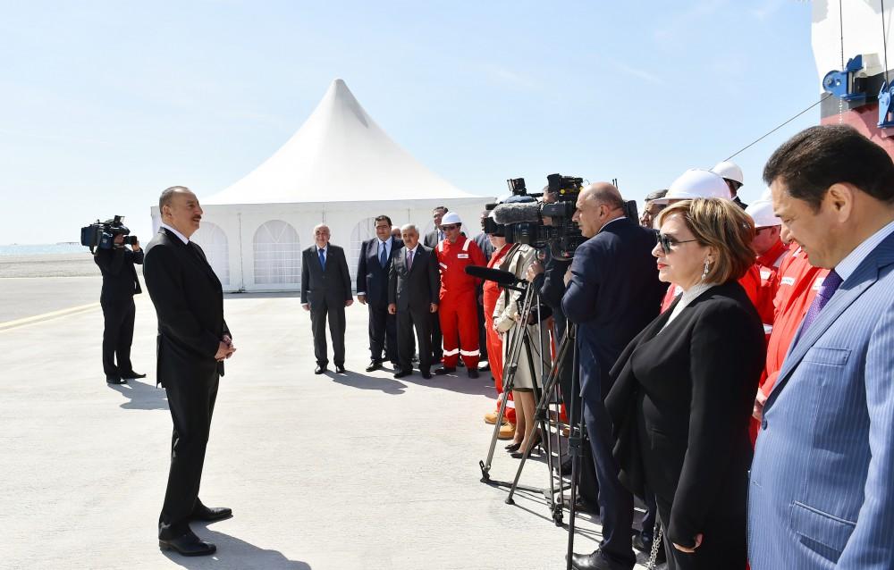 Prezident İlham Əliyev Heydər Əliyev adına yarımdalma qazma qurğusunun açılışında iştirak edib (YENİLƏNİB) (FOTO)
