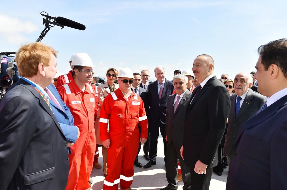 Prezident İlham Əliyev Heydər Əliyev adına yarımdalma qazma qurğusunun açılışında iştirak edib (YENİLƏNİB) (FOTO)