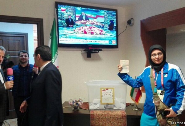 İranlı idmançılar da Bakıda İran prezidenti seçkilərində səs verirlər (FOTO)