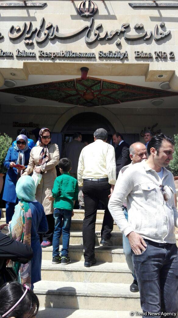 İranlı idmançılar da Bakıda İran prezidenti seçkilərində səs verirlər (FOTO)