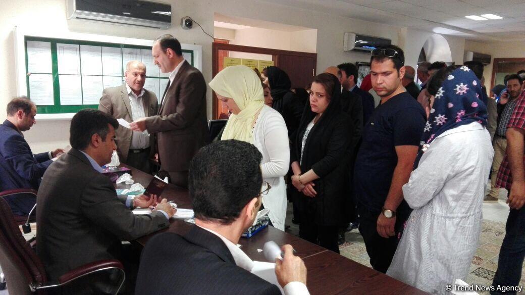 İranlı idmançılar da Bakıda İran prezidenti seçkilərində səs verirlər (FOTO)