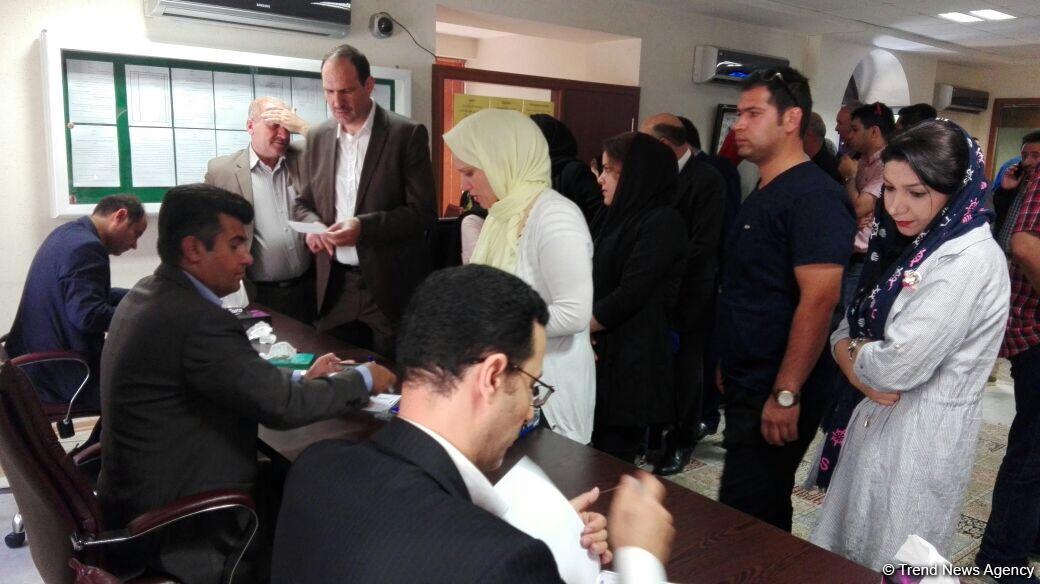 İranlı idmançılar da Bakıda İran prezidenti seçkilərində səs verirlər (FOTO)