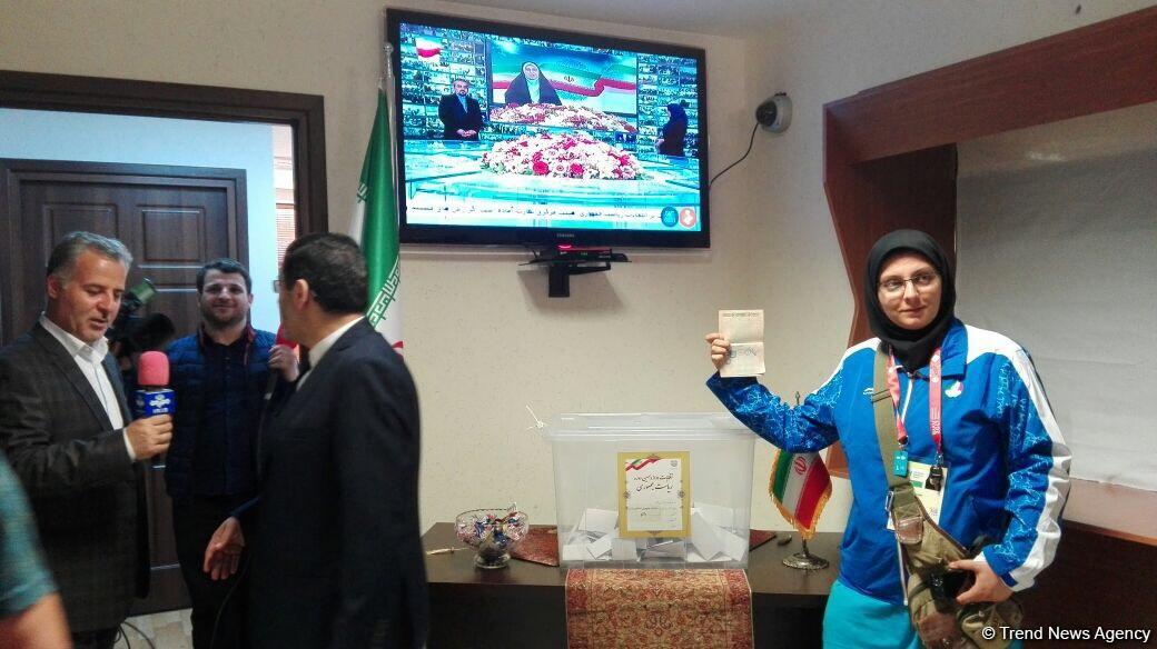İranlı idmançılar da Bakıda İran prezidenti seçkilərində səs verirlər (FOTO)