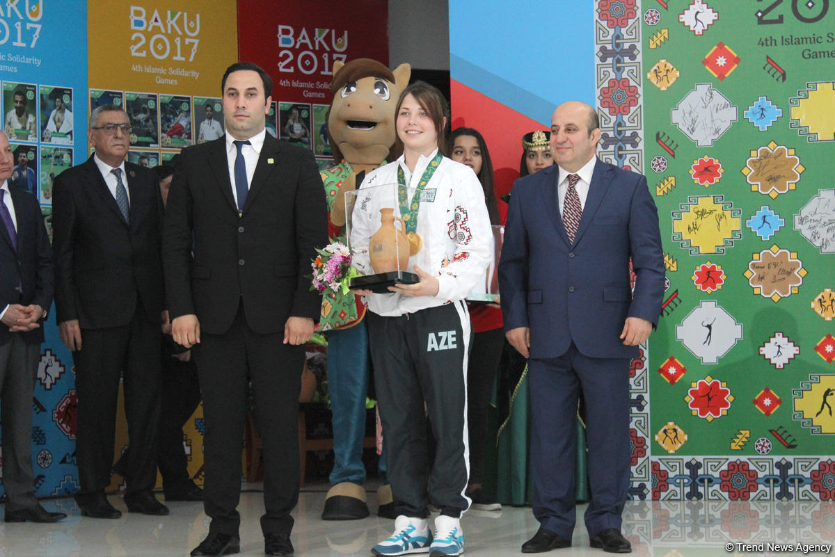 "Zəfər günləri": İslamiadada qalib gələn idmançılar mükafatlandırılıb (FOTO)