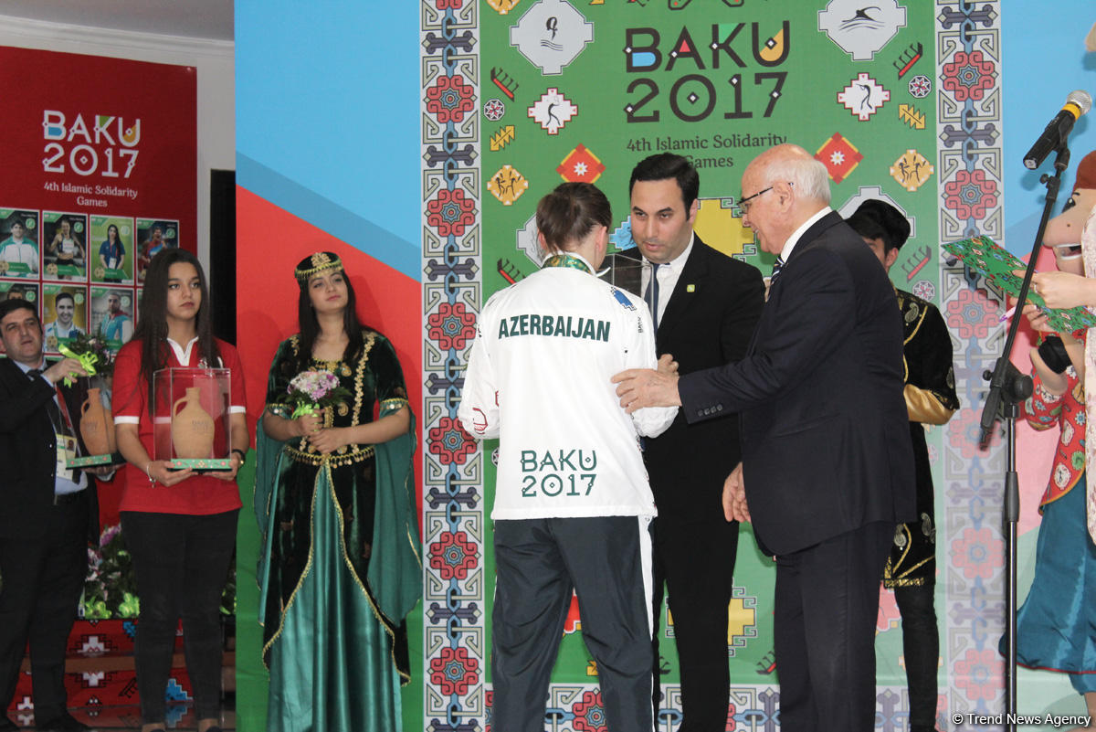 "Zəfər günləri": İslamiadada qalib gələn idmançılar mükafatlandırılıb (FOTO)
