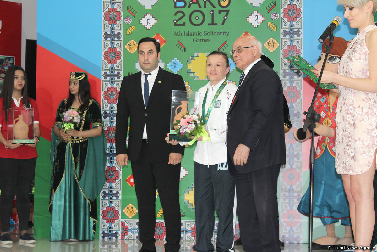 "Zəfər günləri": İslamiadada qalib gələn idmançılar mükafatlandırılıb (FOTO)