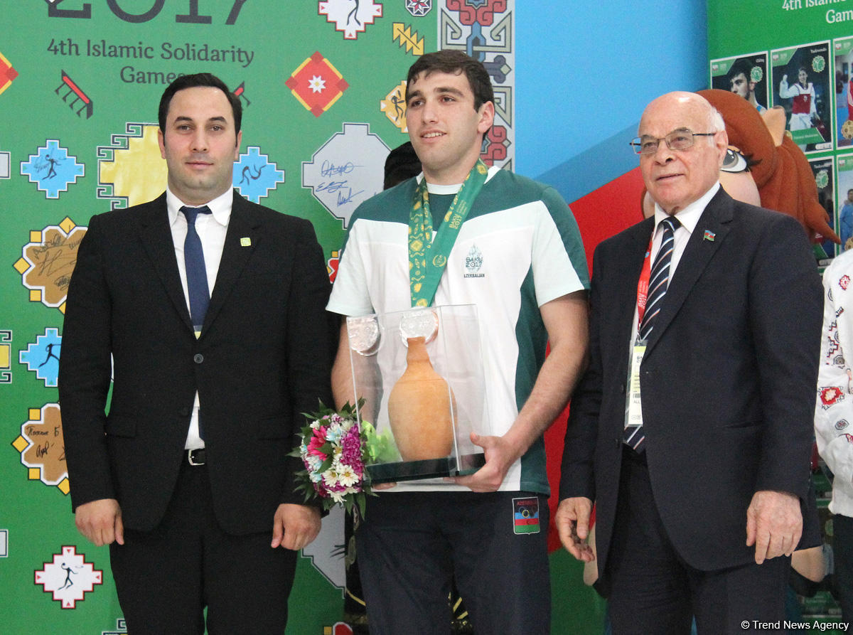 "Zəfər günləri": İslamiadada qalib gələn idmançılar mükafatlandırılıb (FOTO)
