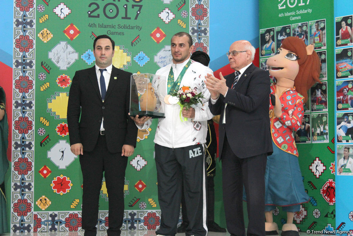 "Zəfər günləri": İslamiadada qalib gələn idmançılar mükafatlandırılıb (FOTO)