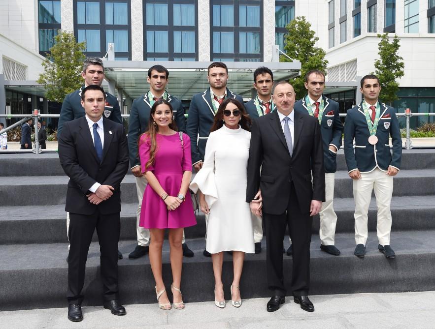 Prezident İlham Əliyev və xanımı IV İslam Həmrəyliyi Oyunlarının qalibləri, məşqçilər və idman ictimaiyyətinin nümayəndələri ilə görüşdə iştirak ediblər (YENİLƏNİB-2) (FOTO)