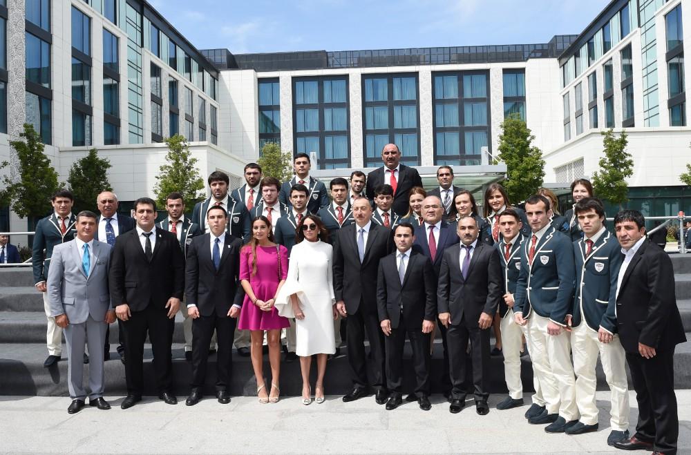 Prezident İlham Əliyev və xanımı IV İslam Həmrəyliyi Oyunlarının qalibləri, məşqçilər və idman ictimaiyyətinin nümayəndələri ilə görüşdə iştirak ediblər (YENİLƏNİB-2) (FOTO)