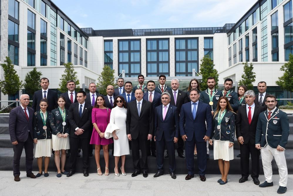Prezident İlham Əliyev və xanımı IV İslam Həmrəyliyi Oyunlarının qalibləri, məşqçilər və idman ictimaiyyətinin nümayəndələri ilə görüşdə iştirak ediblər (YENİLƏNİB-2) (FOTO)