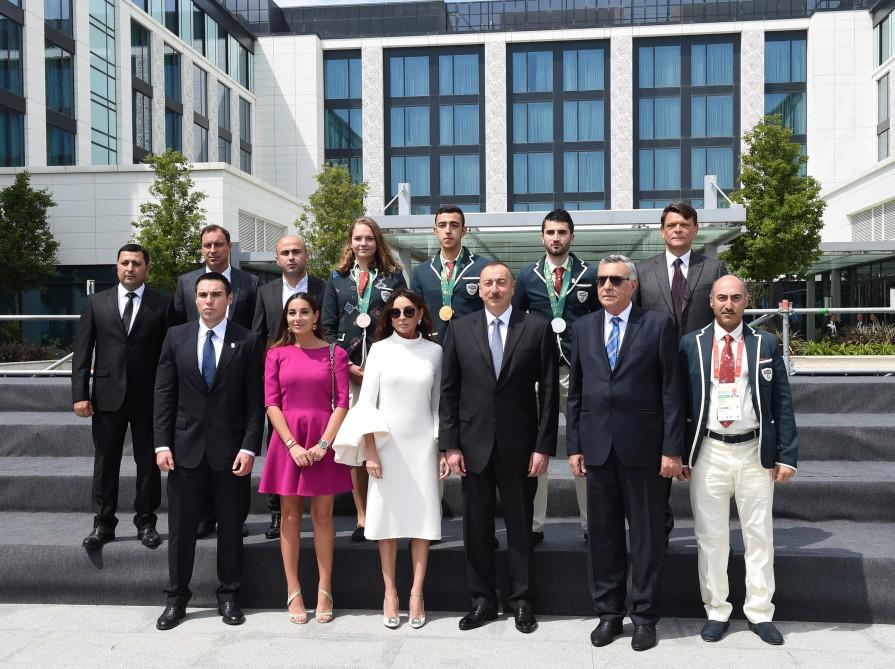 Prezident İlham Əliyev və xanımı IV İslam Həmrəyliyi Oyunlarının qalibləri, məşqçilər və idman ictimaiyyətinin nümayəndələri ilə görüşdə iştirak ediblər (YENİLƏNİB-2) (FOTO)
