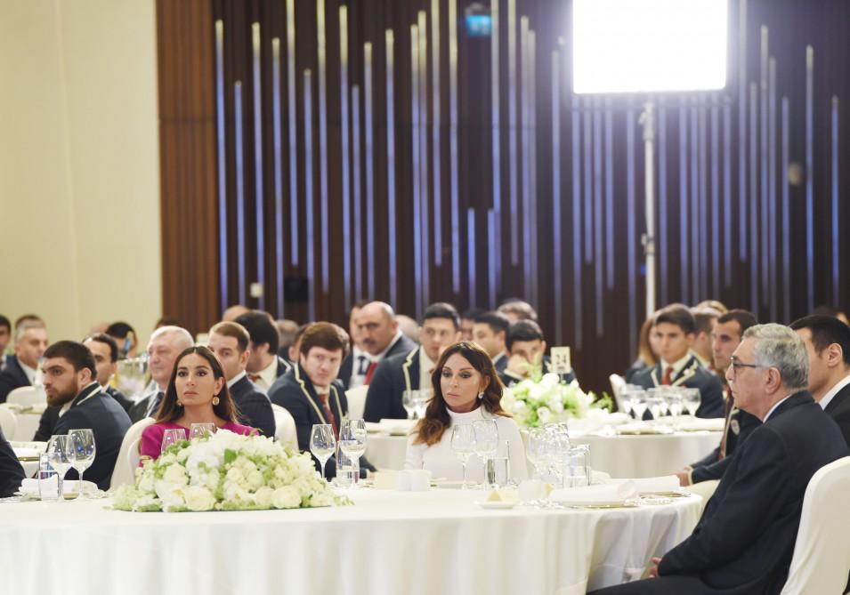 Prezident İlham Əliyev və xanımı IV İslam Həmrəyliyi Oyunlarının qalibləri, məşqçilər və idman ictimaiyyətinin nümayəndələri ilə görüşdə iştirak ediblər (YENİLƏNİB-2) (FOTO)