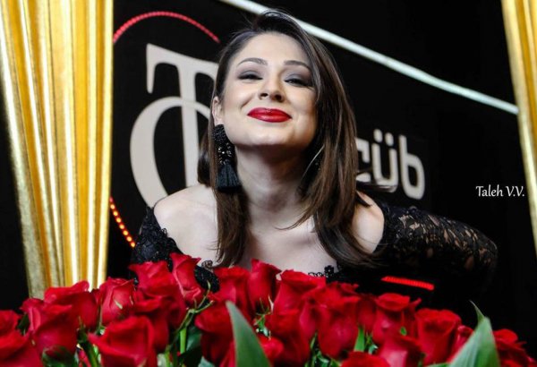 Tanınmış aparıcıya sürpriz: 101 qızılgül… (FOTO)