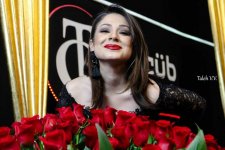 Tanınmış aparıcıya sürpriz: 101 qızılgül… (FOTO)