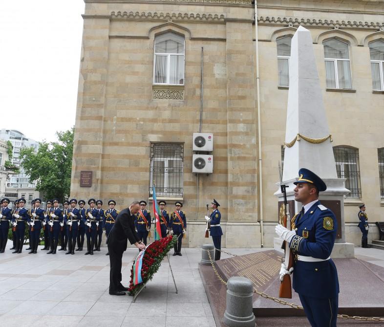 Prezident İlham Əliyev Azərbaycan Xalq Cümhuriyyətinin şərəfinə ucaldılmış abidəni ziyarət edib (FOTO) (YENİLƏNİB)