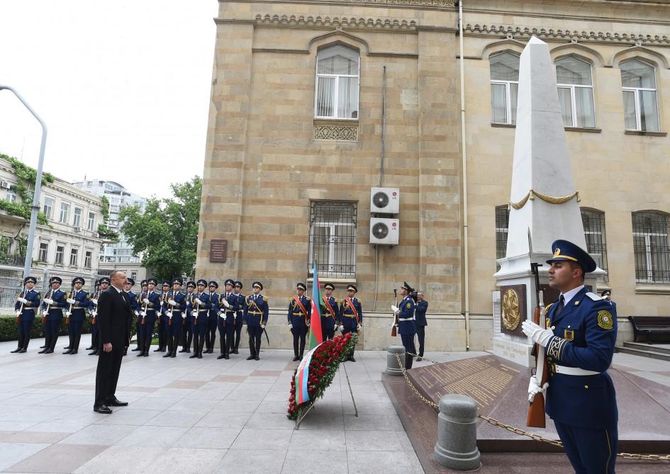 Prezident İlham Əliyev Azərbaycan Xalq Cümhuriyyətinin şərəfinə ucaldılmış abidəni ziyarət edib (FOTO) (YENİLƏNİB)