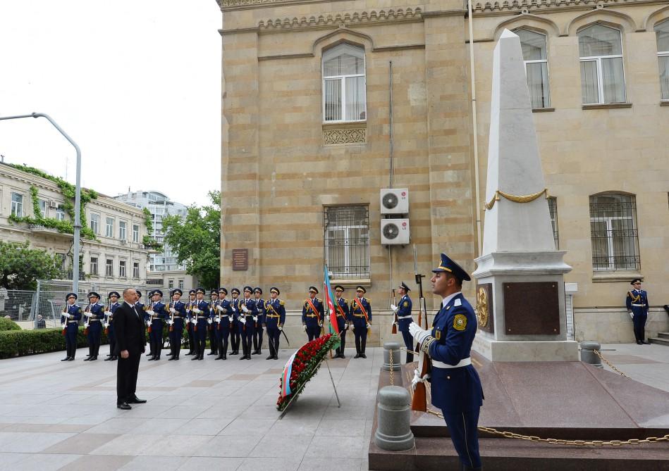 Prezident İlham Əliyev Azərbaycan Xalq Cümhuriyyətinin şərəfinə ucaldılmış abidəni ziyarət edib (FOTO) (YENİLƏNİB)