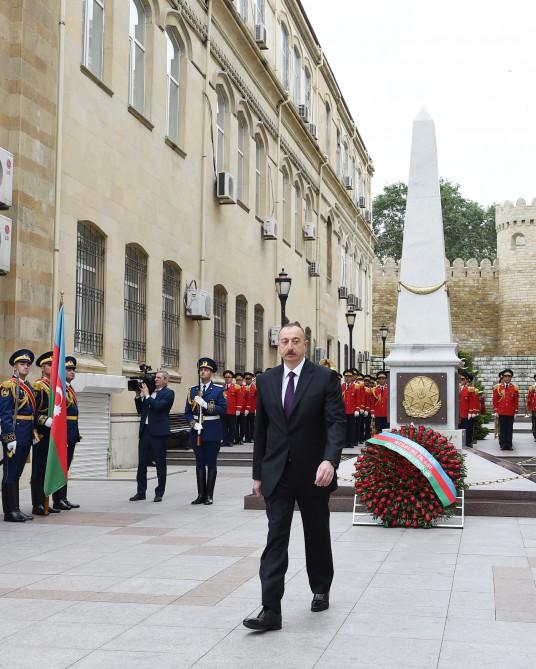 Prezident İlham Əliyev Azərbaycan Xalq Cümhuriyyətinin şərəfinə ucaldılmış abidəni ziyarət edib (FOTO) (YENİLƏNİB)