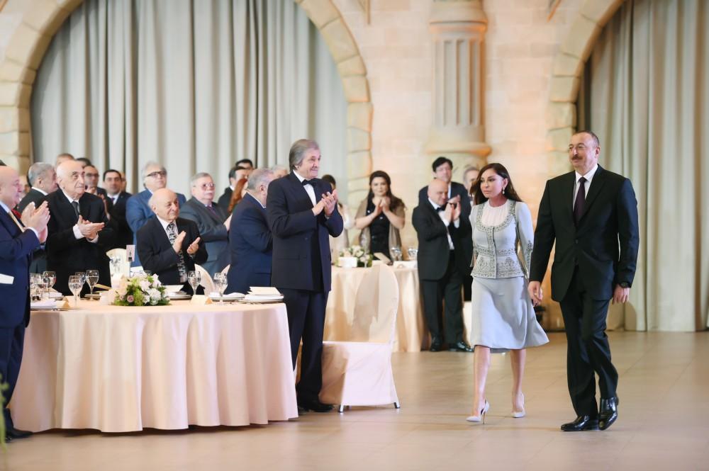 Prezident İlham Əliyev və xanımı Respublika Günü münasibətilə rəsmi qəbulda iştirak ediblər (YENİLƏNİB-2) (FOTO)