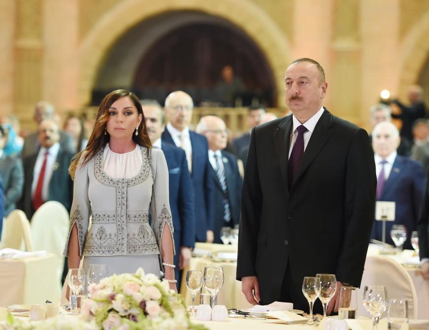 Prezident İlham Əliyev və xanımı Respublika Günü münasibətilə rəsmi qəbulda iştirak ediblər (YENİLƏNİB-2) (FOTO)