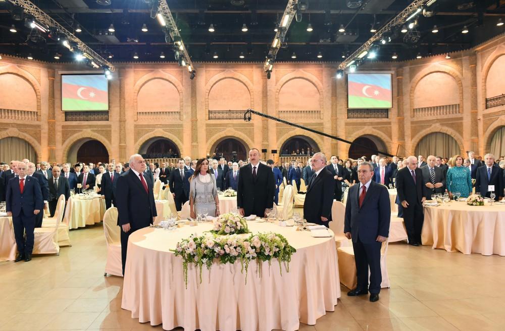 Prezident İlham Əliyev və xanımı Respublika Günü münasibətilə rəsmi qəbulda iştirak ediblər (YENİLƏNİB-2) (FOTO)