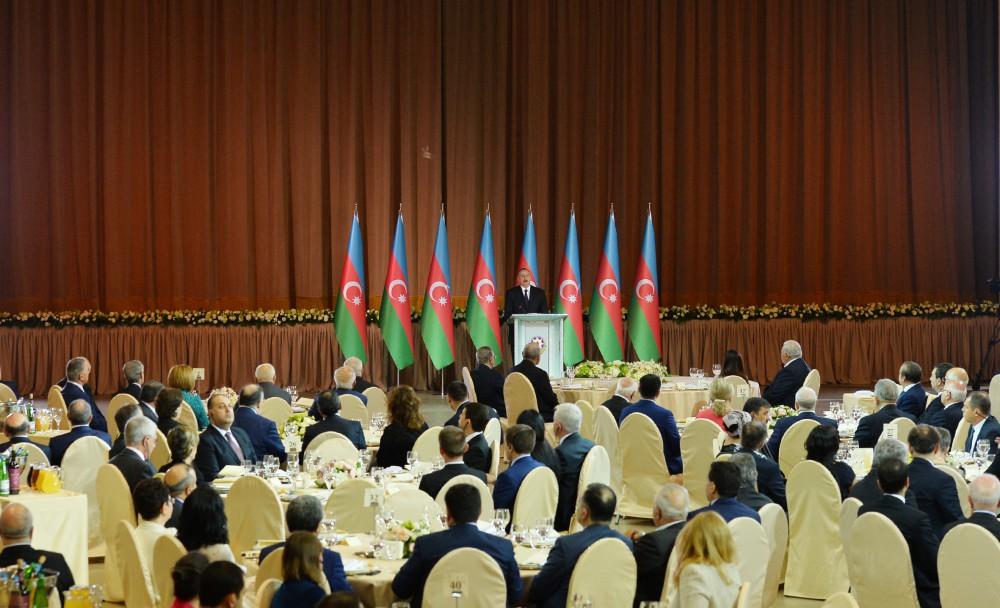 Prezident İlham Əliyev və xanımı Respublika Günü münasibətilə rəsmi qəbulda iştirak ediblər (YENİLƏNİB-2) (FOTO)
