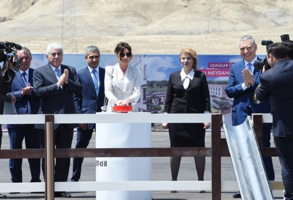 Birinci vitse-prezident Mehriban Əliyeva məcburi köçkün ailələri üçün yaşayış kompleksinin təməlqoyma mərasimində iştirak edib (FOTO) (YENİLƏNİB 2)