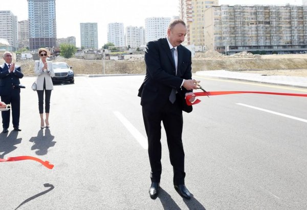 Prezident İlham Əliyev və xanımı Yasamal rayonunda yeni tikilən yolların açılışında iştirak ediblər (YENİLƏNİB) (FOTO)