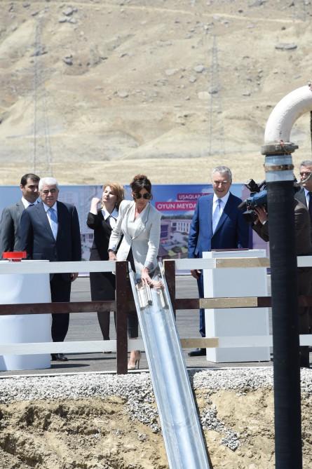 Birinci vitse-prezident Mehriban Əliyeva məcburi köçkün ailələri üçün yaşayış kompleksinin təməlqoyma mərasimində iştirak edib (FOTO) (YENİLƏNİB 2)