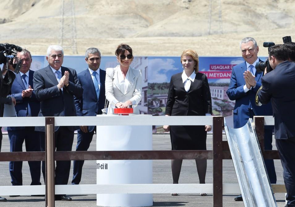 Birinci vitse-prezident Mehriban Əliyeva məcburi köçkün ailələri üçün yaşayış kompleksinin təməlqoyma mərasimində iştirak edib (FOTO) (YENİLƏNİB 2)