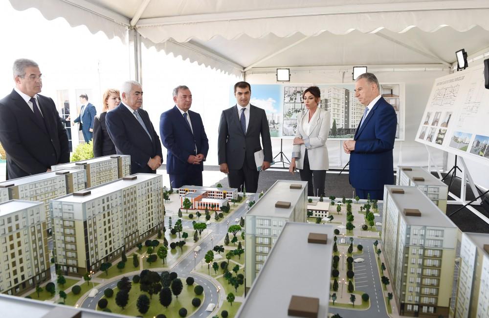 Birinci vitse-prezident Mehriban Əliyeva məcburi köçkün ailələri üçün yaşayış kompleksinin təməlqoyma mərasimində iştirak edib (FOTO) (YENİLƏNİB 2)