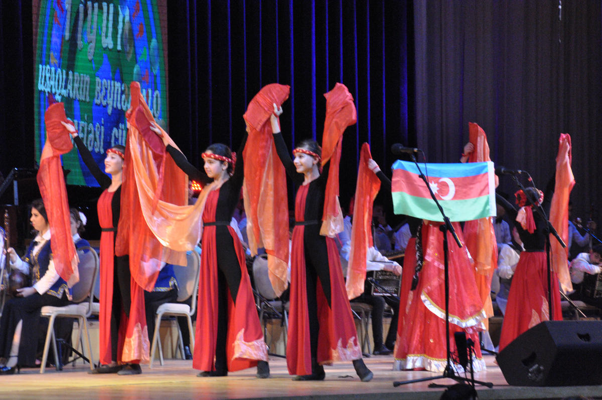 Heydər Əliyev Sarayında möhtəşəm bayram konserti (FOTO)