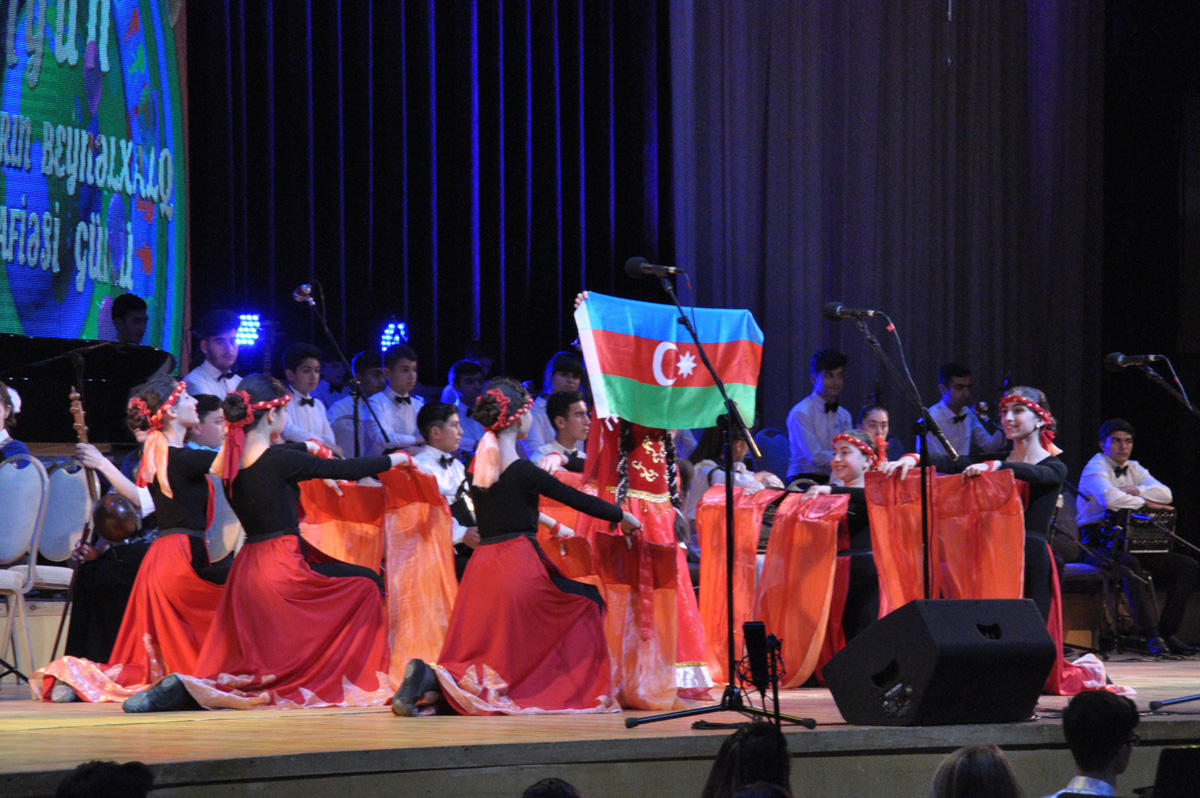 Heydər Əliyev Sarayında möhtəşəm bayram konserti (FOTO)