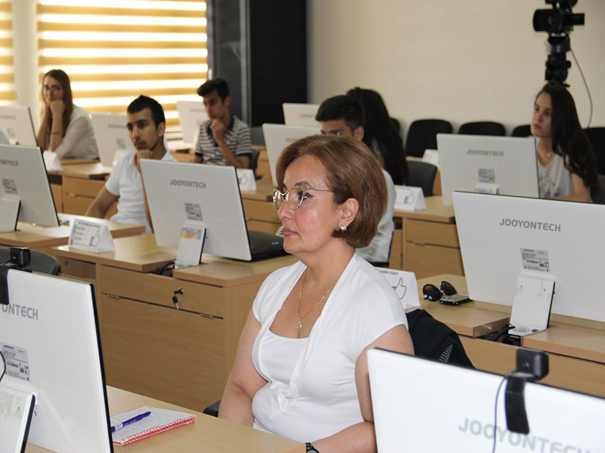 Bilik Fondu bölgə abituriyentləri üçün videokonfrans keçirib (FOTO)