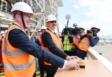 Prezident İlham Əliyev “Şahdəniz-2” üçün inşa olunan platformanın üst tikililərinin dənizə yola salınması mərasimində iştirak edib (FOTO) (YENİLƏNİB)