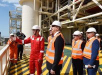 Prezident İlham Əliyev “Şahdəniz-2” üçün inşa olunan platformanın üst tikililərinin dənizə yola salınması mərasimində iştirak edib (FOTO) (YENİLƏNİB)