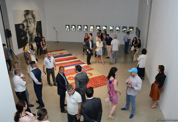 YARAT "Qazaxıstan üzərində günəşlər və neonlar" sərgisini təqdim edib (FOTO)