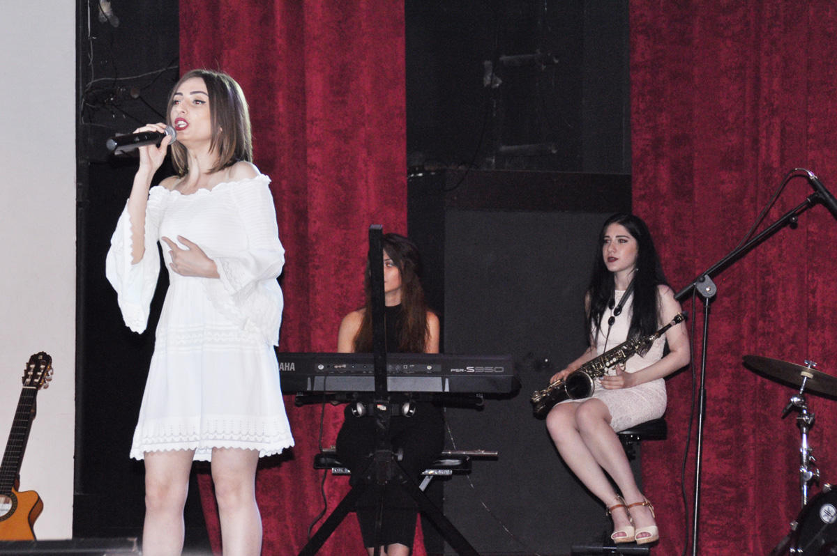 Gənc estrada ifaçılarının konserti keçirilib (FOTO)