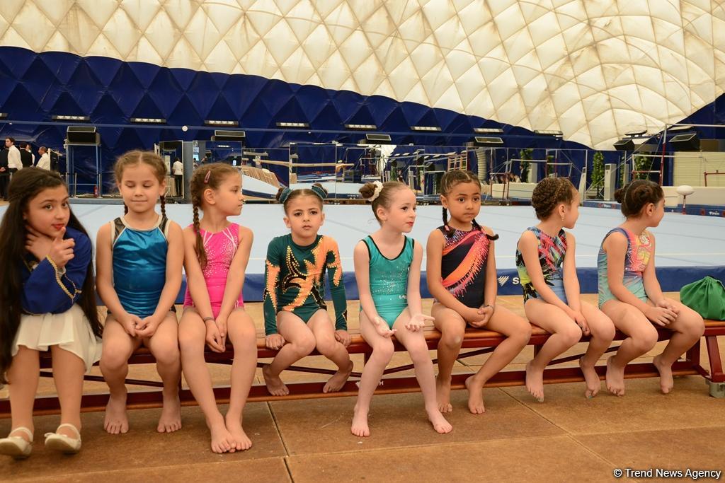 İdman və akrobatika gimnastikası üzrə Bakı çempionatı və Azərbaycan birinciliklərinə start verildi (FOTO)