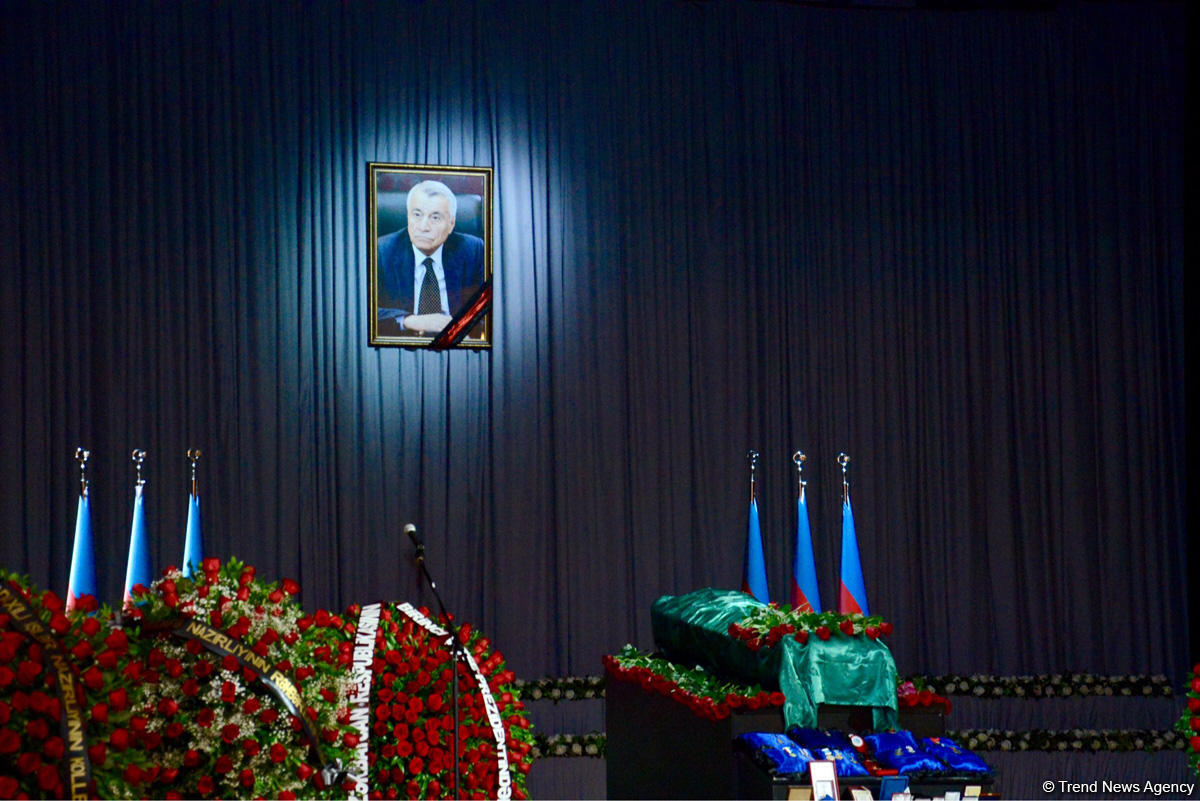 Energetika naziri Natiq Əliyevlə vida mərasimi keçirilib (FOTO) (YENİLƏNİB)