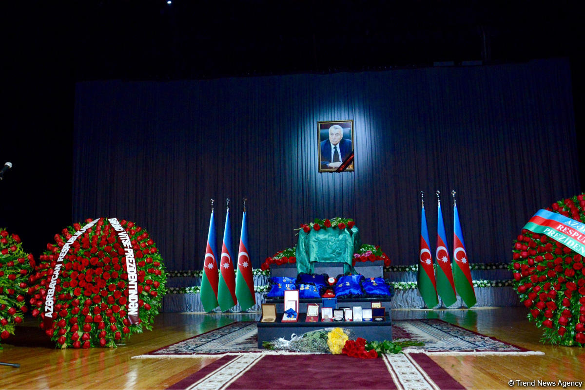 Energetika naziri Natiq Əliyevlə vida mərasimi keçirilib (FOTO) (YENİLƏNİB)