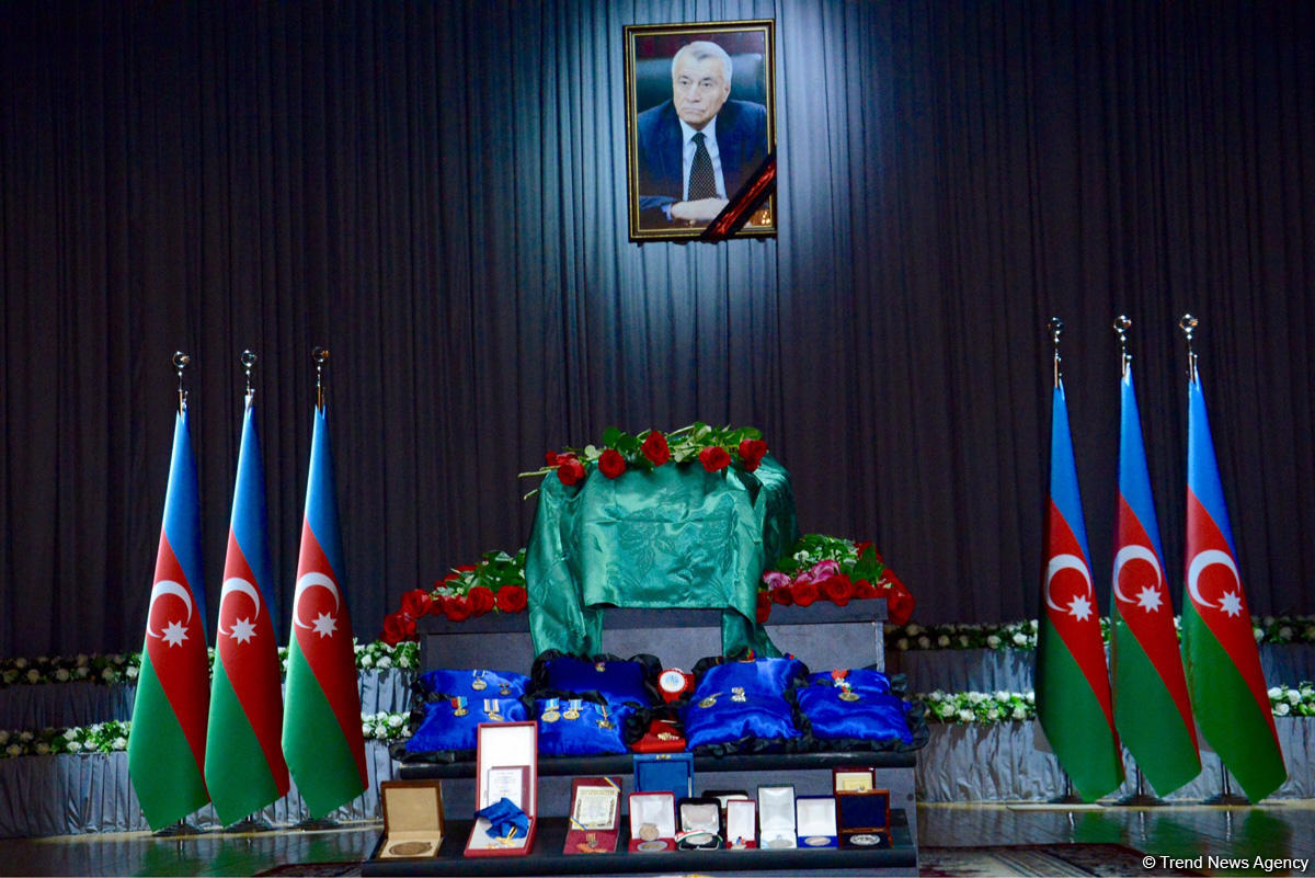 Energetika naziri Natiq Əliyevlə vida mərasimi keçirilib (FOTO) (YENİLƏNİB)