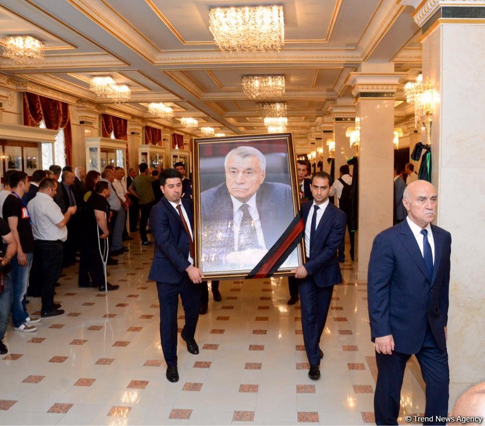 Energetika naziri Natiq Əliyevlə vida mərasimi keçirilib (FOTO) (YENİLƏNİB)
