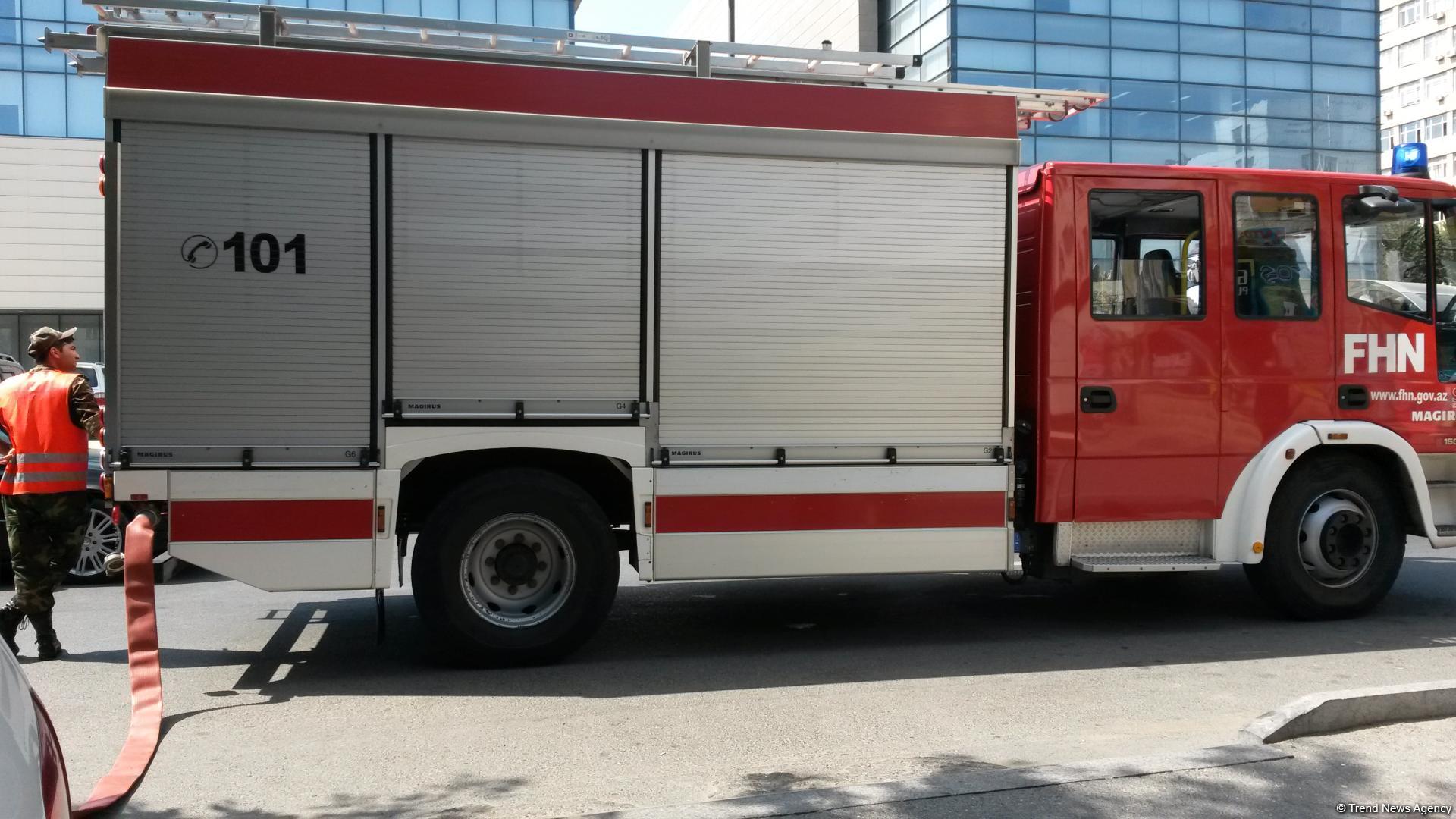 Bakıda yaşayış binasının zirzəmisində TÜSTÜLƏNMƏ -  Yanğınsöndürənlər cəlb olunub (YENİLƏNİB)  (FOTO)
