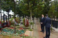 Prezident İlham Əliyev mərhum energetika naziri Natiq Əliyevin məzarını ziyarət edib (FOTO)